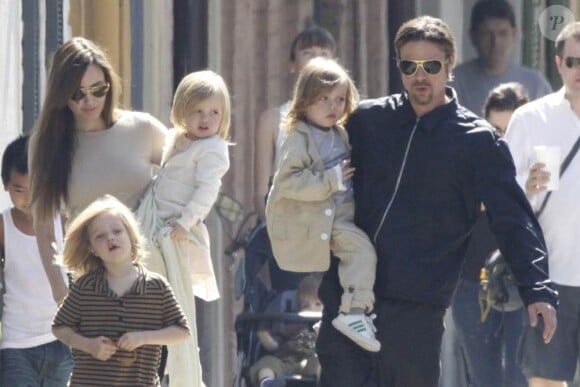 Angelina Jolie et Brad Pitt en famille à la Nouvelle-Orléans en mars 2011. Ils portent dans leur bras les jumeaux Knox et Vivienne