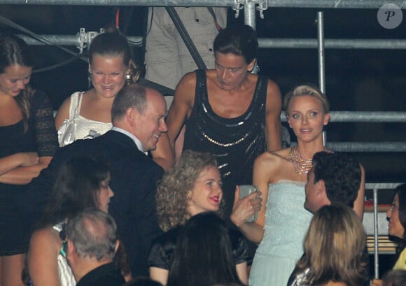 Charlene Wittstock vient s'installer dans les gradins au côté de Stéphanie et de ses enfants lors du concert exceptionnel de Jean-Michel Jarre donné à l'occasion de son mariage avec Albert de Monaco, le 1er juillet 2011