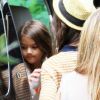 Suri Cruise retrouve sa maman Katie Holmes pour aller faire quelques courses à Miami, le 1er juillet 2011