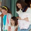 Suri Cruise retrouve sa maman Katie Holmes pour aller faire quelques courses à Miami, le 1er juillet 2011