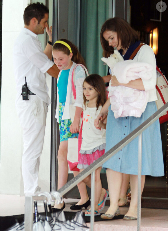 Suri Cruise retrouve sa maman Katie Holmes pour aller faire quelques courses à Miami, le 1er juillet 2011
