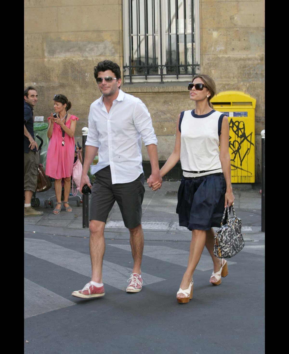 Photo : Eva Mendes et George Augusto, à Paris, le 1er juillet 2008. -  Purepeople