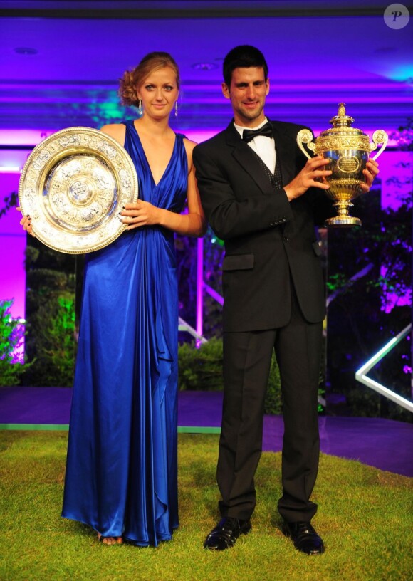Novak Djokovic et Petra Kvitova reçoivent leur trophée. Ils ont remporté le tournoi de Wimbledon. Le 3 juillet 2011