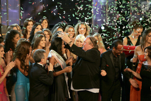 Gérard Depardieu sacre Silvia Novais lors du concours de Miss Italia du monde le 4 juillet 2011 à Reggio de Calabre