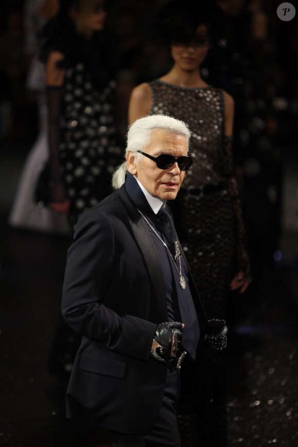 Karl Lagerfeld lors de son défilé Chanel Haute Couture 2011/2012. Paris, le Grand Palais, le 5 juillet 2011
