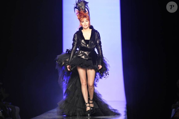 Mylène Farmer, mannequin surprise du défilé Jean-Paul Gaultier. Le 6 juillet 2011, à Paris