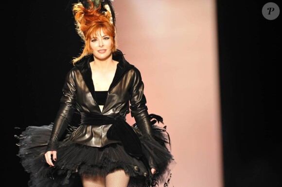Mylène Farmer, mannequin surprise du défilé Jean-Paul Gaultier. Le 6 juillet 2011, à Paris