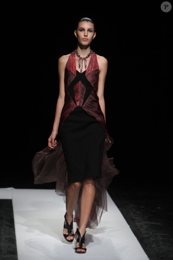 Le défilé Haute Couture collection automne-hiver 2011-2012 de Maxime Simoens lors de la Fashion Week parisienne, le 6 juillet