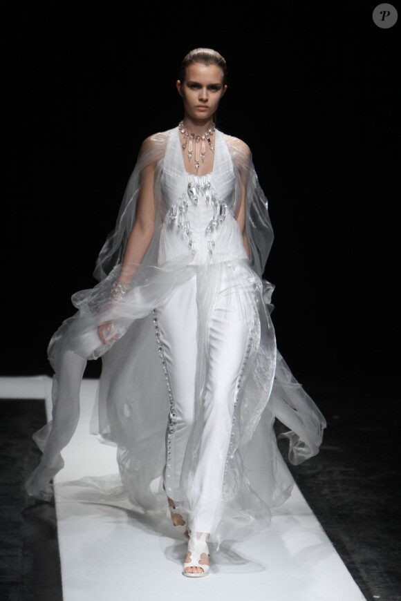 Le défilé Haute Couture collection automne-hiver 2011-2012 de Maxime Simoens lors de la Fashion Week parisienne, le 6 juillet