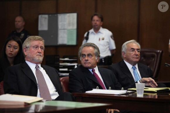Dominique Strauss-Kahn et ses avocats Benjamin Brafmann et William Taylor, à New York, le 1er juillet 2011.