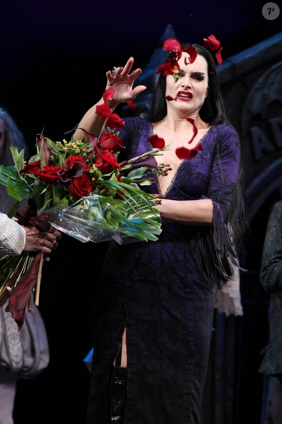 Brooke Shields en Morticia, à Broadway, dans la comédie musicale La Famille Addams. 7 juillet 2011