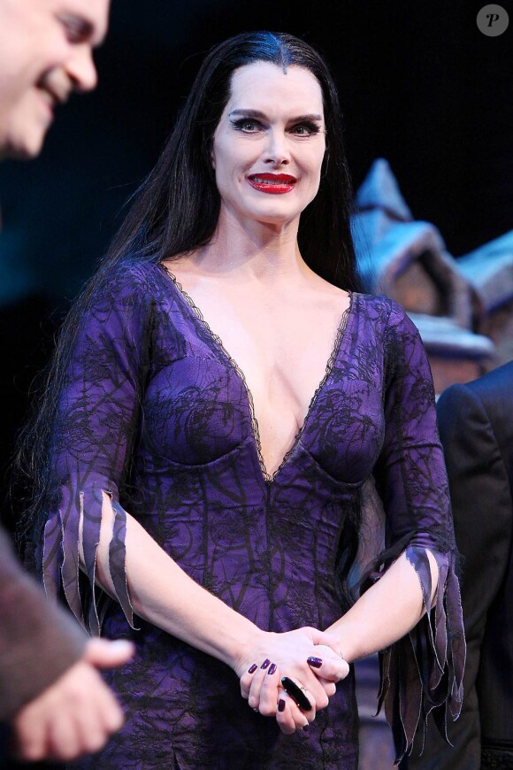 Brooke Shields en Morticia, à Broadway, dans la comédie musicale La Famille Addams. 7 juillet 2011
