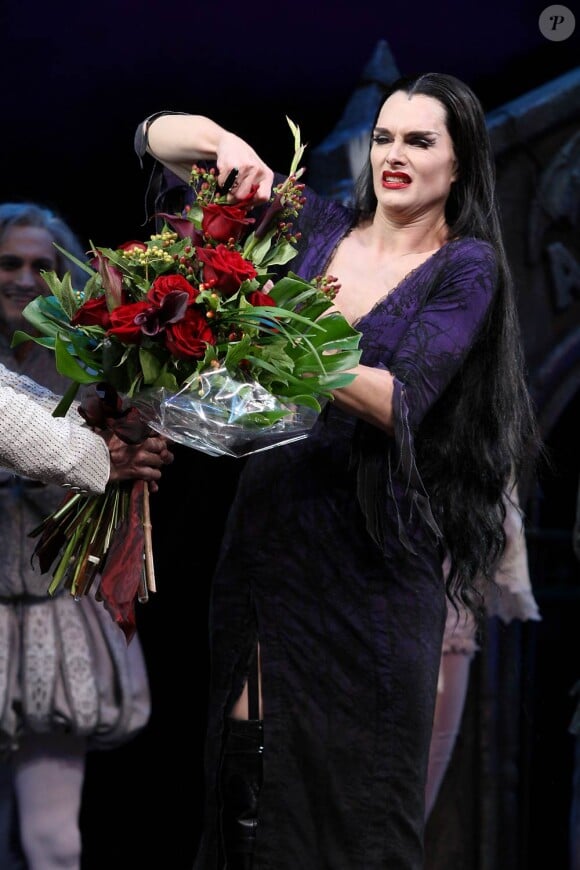 Brooke Shields joue, à Broadway, dans la comédie musicale La Famille Addams. 7 juillet 2011