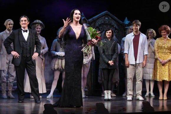 Brooke Shields et son partenaire de jeu Roger Rees posent ensemble à Broadway. Ils jouent dans la comédie musicale La Famille Addams. 7 juillet 2011