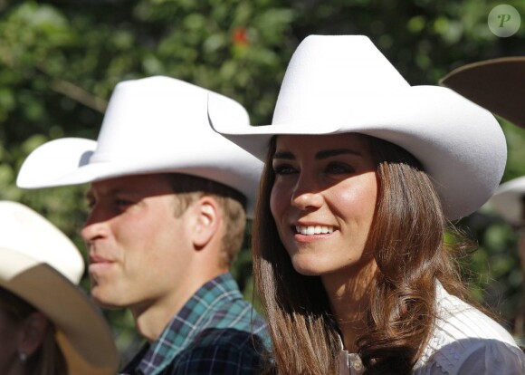 Kate Middleton et le prince William, qui a remis la même tenue que la veille, ont brillé au premier rang de la Stampede Parade (grande messe du rodéo) à Calgary, au Canada. Le 8 juillet 2011