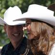 Kate Middleton et le prince William, qui a remis la même tenue que la veille, ont brillé au premier rang de la Stampede Parade (grande messe du rodéo) à Calgary, au Canada. Le 8 juillet 2011 