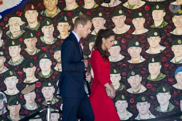 Kate Middleton et William au Rotary Challenger Park pour la cérémonie officielle de leur départ du Canada, où ils ont salué la muraille des Portraits honorifiques des soldats tués en Afghanistan.