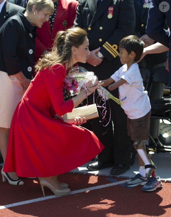 Kate Middleton reçoit des fleurs lors de son départ du Canada. Le 8 juillet 2011