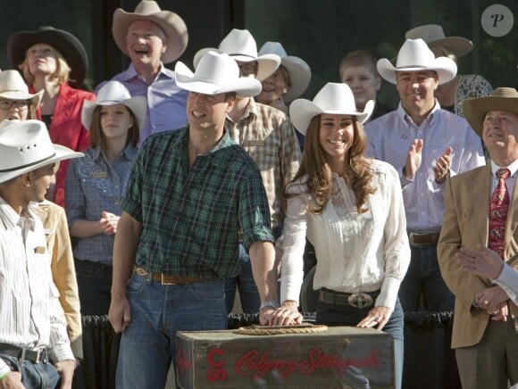 Kate Middleton et le prince William, qui a remis la même tenue que la  veille, ont brillé au premier rang de la Stampede Parade (grande messe  du rodéo) à Calgary, au Canada. Le 8 juillet 2011
