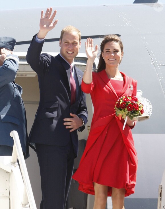 Kate Middleton et son prince William lors de leur départ du Canada, après leur visite officielle. Ils s'envolent pour la Californie. Le 8 juillet 2011