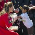 Kate Middleton reçoit des fleurs lors de son départ du Canada. Le 8 juillet 2011 