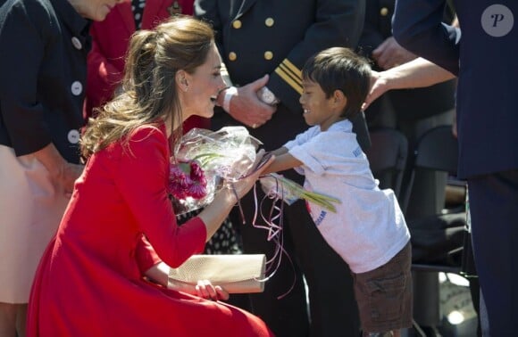 Kate Middleton reçoit des fleurs lors de son départ du Canada. Le 8 juillet 2011