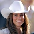 Kate Middleton et le prince William, qui a remis la même tenue que la  veille, ont brillé au premier rang de la Stampede Parade (grande messe  du rodéo) à Calgary, au Canada. Le 8 juillet 2011