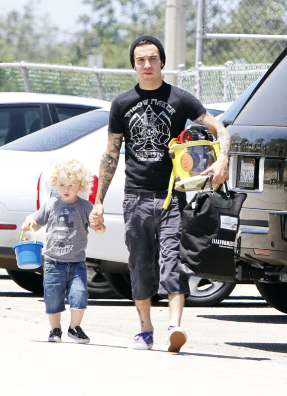Pete Wentz et son fils Bronx Mowgli, à Malibu, vendredi 1er juillet 2011.