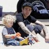 Pete Wentz et son fils Bronx Mowgli, à Malibu, vendredi 1er juillet 2011.