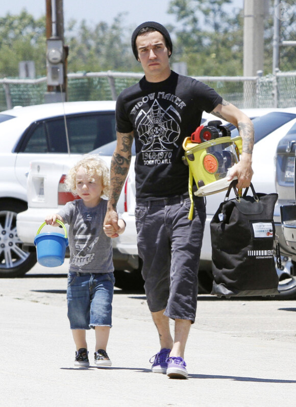 Pete Wentz et son fils Bronx Mowgli, à Malibu, vendredi 1er juillet 2011.