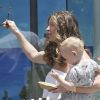 Rebecca Gayheart et sa fille Billie rendent visite à Rachel Zoe, la styliste des stars. Los Angeles, 10 juillet 2011