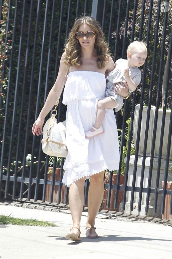 Rebecca Gayheart est enceinte de son deuxième bébé ! Maman modèle, elle a vraiment la fibre maternelle. Los Angeles, 10 juillet 2011
