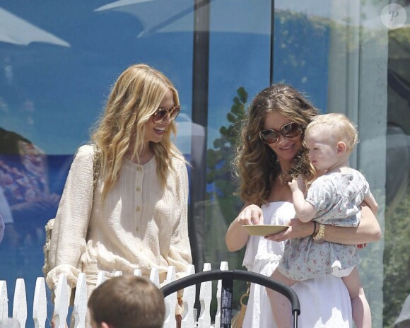 Rebecca Gayheart est une maman modèle avec sa fille Billie. Elle pourra donc donner de bons conseils à sa copine Rachel Zoe, jeune maman... Los Angeles, 10 juillet 2011