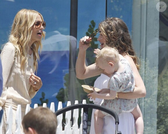 Rebecca Gayheart et Rachel Zoe, la styliste des stars, se retrouvent pour une après-midi avec leurs enfants. Los Angeles, 10 juillet 2011
