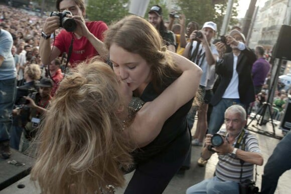 Arielle Dombasle lance le kiss-in géant de la marche des fiertés LGBT, à Paris, le 25 juin 2011. C'est dans les bras d'une belle jeune-femme que la chanteuse se laisse aller. 
