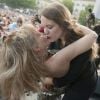 Arielle Dombasle lance le kiss-in géant de la marche des fiertés LGBT, à Paris, le 25 juin 2011. Une manière originale de militer pour l'égalité des droits.