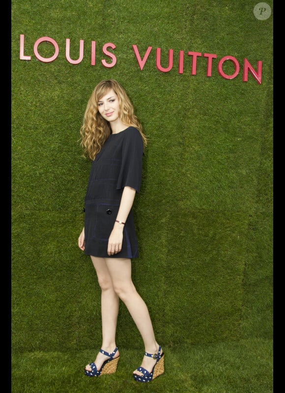 Louise Bourgoin, parfaite en petite robe noire et compensées, lors de la présentation de la collection Croisière Louis Vuitton à Paris. Le 5 juillet 2011