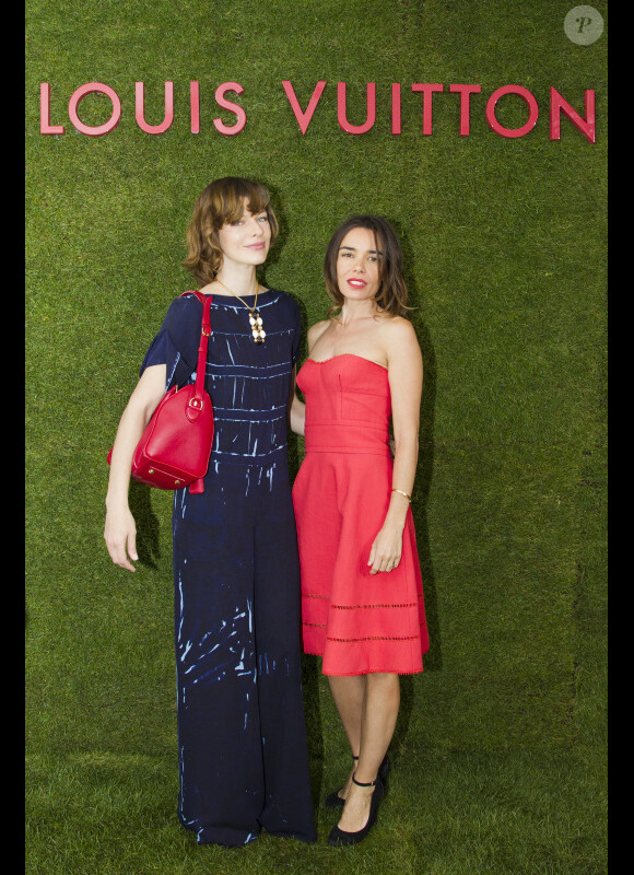 Milla Jovovich et Elodie Bouchez, lumineuses lors de la présentation de la collection Croisière Louis Vuitton à Paris. Le 5 juillet 2011