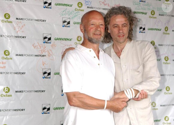 Le festival de Glastonbury, malgré ses 150 000 adeptes en 2011, a accusé un déficit de 25 millions d'euros. Son organisateur, Michael Eavis (photo : en 2005 avec Bob Geldof), prédit la mort du rendez-vous à court terme...