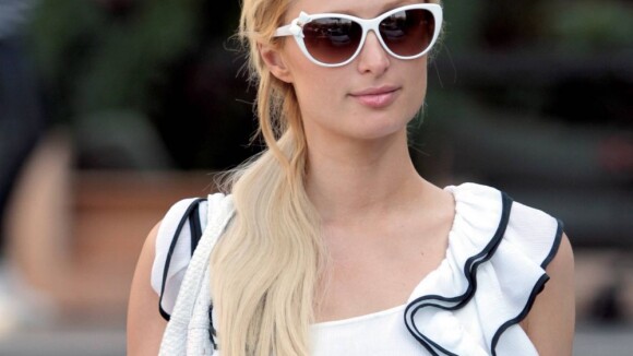 Paris Hilton surprend, méconnaissable en Barbie SM