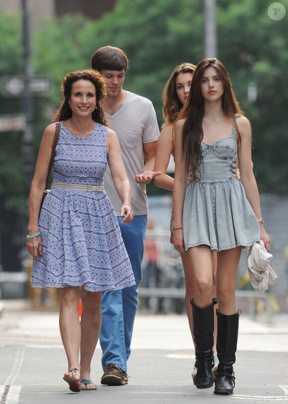 Andie MacDowell et ses filles dans les rues de New York le 25 juin 2011