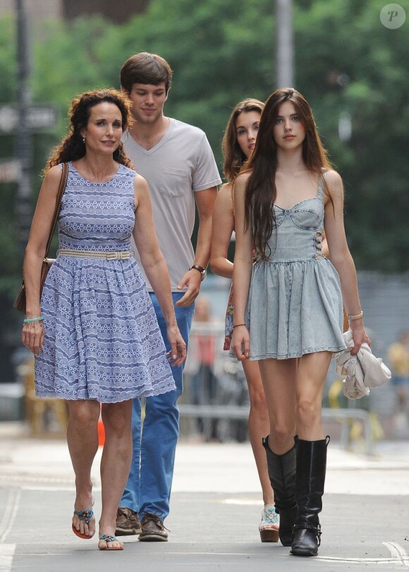 Andie MacDowell et ses filles dans les rues de New York le 25 juin 2011