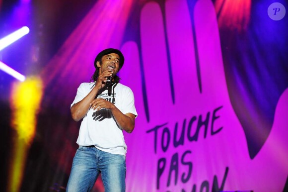 Yannick Noah au pied de la tour Eiffel à Paris pour SOS Racisme, le 14 juillet 2011.