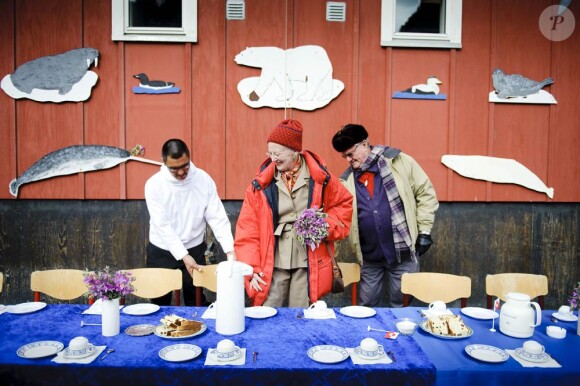 Un festin au grand air du Groenland...
La reine Margrethe II de Danemark et son mari le prince Henrik étaient en visite au Groenland début juillet 2011. Et même si leur périple a été un peu chamboulé par la météo, les royaux ont savouré le dépaysement.