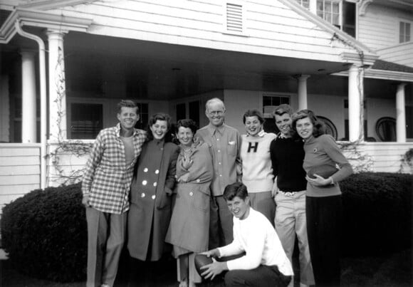 La famille Kennedy dans son fief à Hyannis Port, sur Cape Code (Massachussets), en 1948.