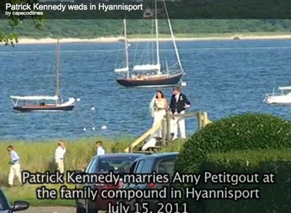 Patrick Kennedy, fils du sénateur Ted Kennedy mort en  2009 et neveu de feu JFK, a épousé sa compagne Amy Petitgout le 15  juillet 2011 dans le fief de la famille Kennedy, à Hyannis Port, sur  Cape Code (Massachussets).