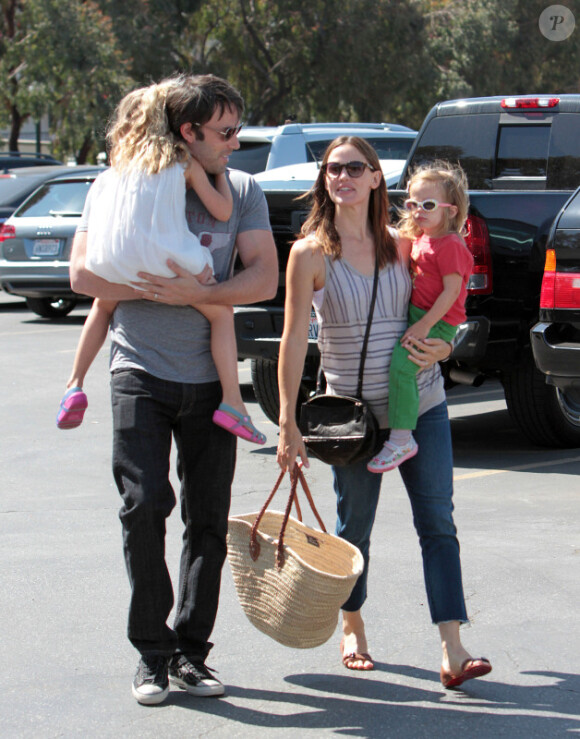 Jennifer Garner et Ben Affleck s'offrent une petite balade au marché avec leurs deux fillettes, Seraphina et Violet. Los Angeles, 17 juillet 2011