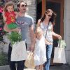 Jennifer Garner serait-elle enceinte ? En tout cas, l'actrice et Ben Affleck s'offrent une petite balade au marché avec leurs deux fillettes, Seraphina et Violet. Los Angeles, 17 juillet 2011