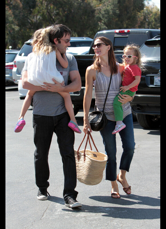Jennifer Garner et Ben Affleck sont épanouis avec leurs deux fillettes, Seraphina et Violet. Los Angeles, 17 juillet 2011