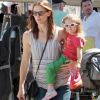 Jennifer Garner serait-elle enceinte ? En tout cas, l'actrice et Ben Affleck s'offrent une petite balade au marché avec leurs deux fillettes, Seraphina et Violet. Los Angeles, 17 juillet 2011